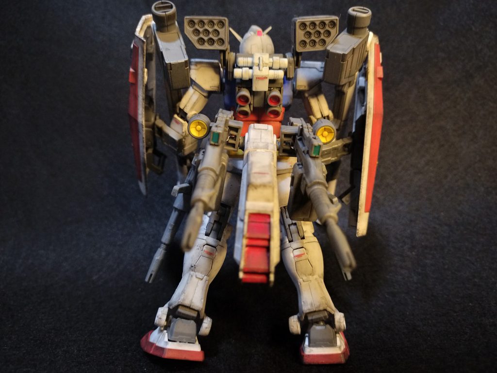 背部から。魔改造してつくった腰部の増設スラスターは、燃料タンクと大型スラスターを兼ねてます。切り離すことも可能。豊富な武器群も切り離して身軽になれます。