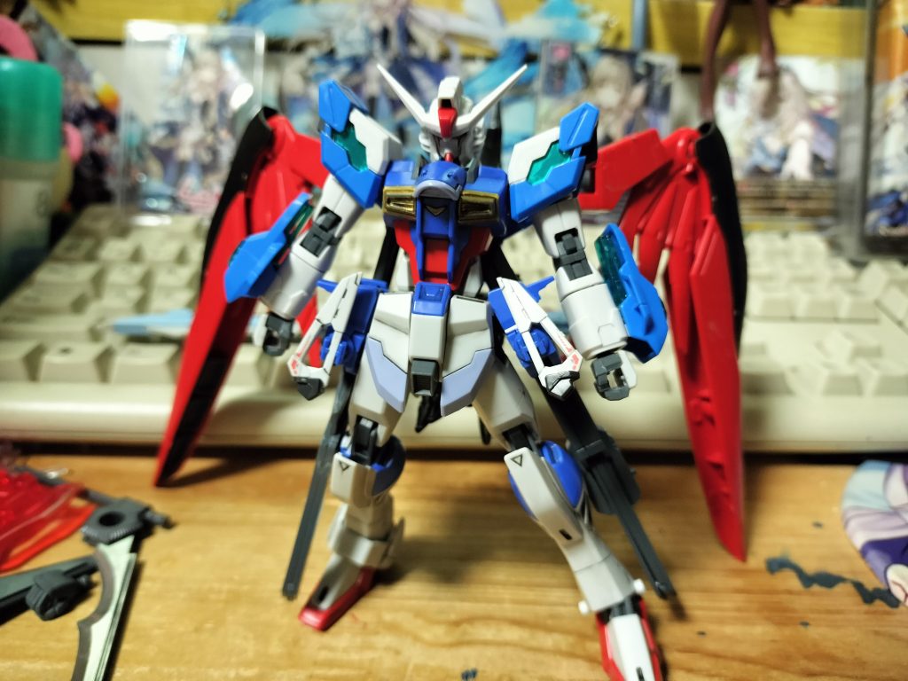 えとジャンクパーツからまだ使えそうなデスティニーの羽を装着まあ羽を広げるとおもすぎる