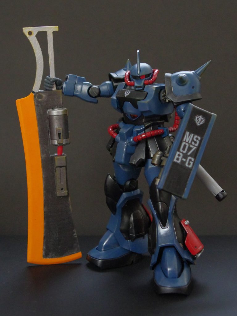 フロントビュー試作ヒートバスターソードが主兵装。左腕シールドは現地改修機という設定ということもあり、ザクシールドを転用。