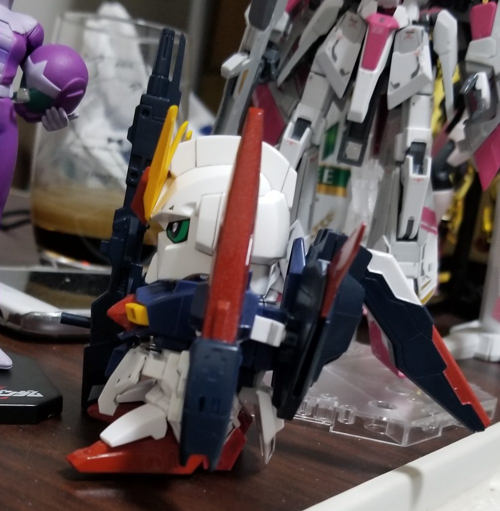 シールド(折れて接着)、こう見ると胴体とシールドの色分けが甘いので、紺色をもう少し濃くても良いかもと思いました。