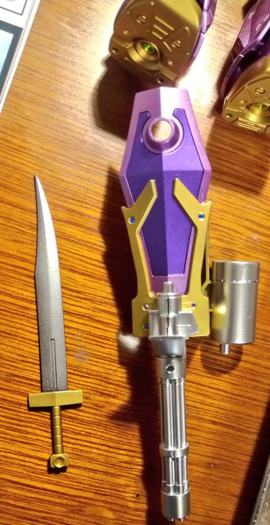 サーベルは持ち手をゴールド、刀身はブレードシルバーで先端を少し尖らせました