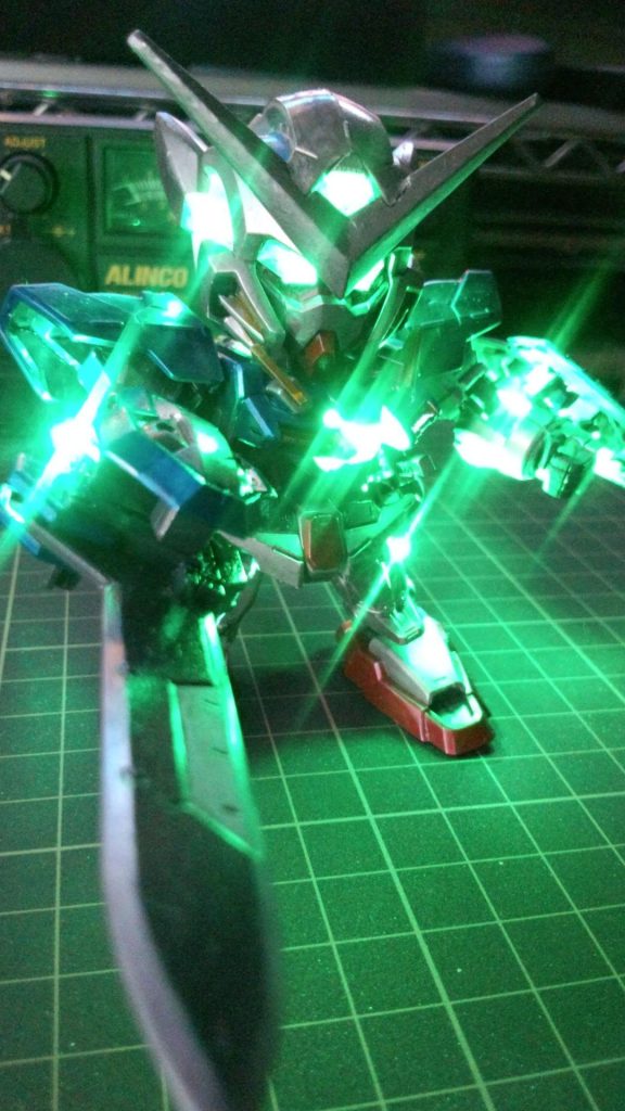 ガンダムエクシア最初に買った入門用シングルアクションのエアブラシセットでメッキシルバーNEXTを塗装したのだが圧力調整ができなかったのでメッキのようにならずに霞んでしまいました😭LEDが明るいので写真を加工したみたいになっておりますが、写真は無加工です😊