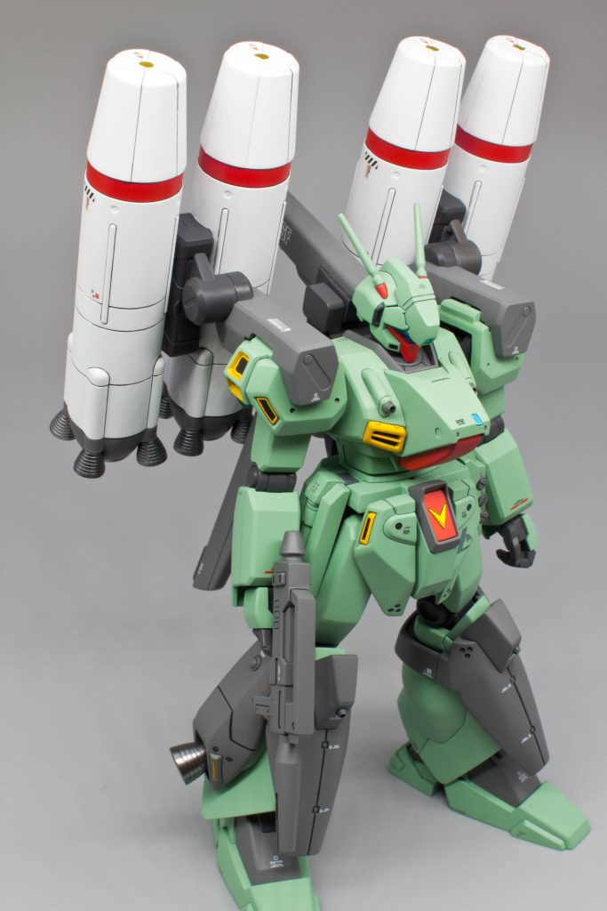 アンテナは設定画に近い形状ですが、どうもただの棒って感じだったので、多分余ってたジェガンのアンテナ使って好みの先細りな感じに。また対艦ミサイルマウント基部の豪快な肉抜き穴はさすがに埋めました(笑)