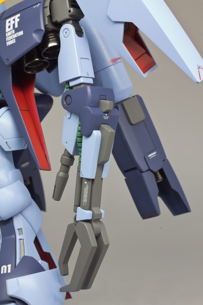 クローの肉抜き穴は埋めたのと、腕部は合わせ目消し、と後ハメ加工ちと面倒でした。。どっちでもよかったのかも知れないけど脇から伸びるスタビライザー??のエッジの厚みが気になったので薄くしときました