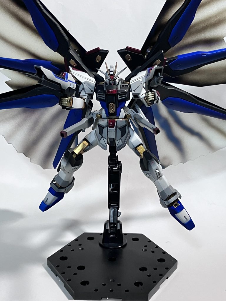 エフェクトパーツには4色のパールを吹き虹色の輝きを再現しました! ドラグーンや足などのブルーは濃いめのブルーパープルを吹いた後、フィニッシャーズのスーパーファインコバルトでコーティングして濃いめのグラデーションをかけています。赤のパーツは全てつや消しキャンディー塗装をして色の印象を押さえて綺麗なレッドにすることが出来ました。