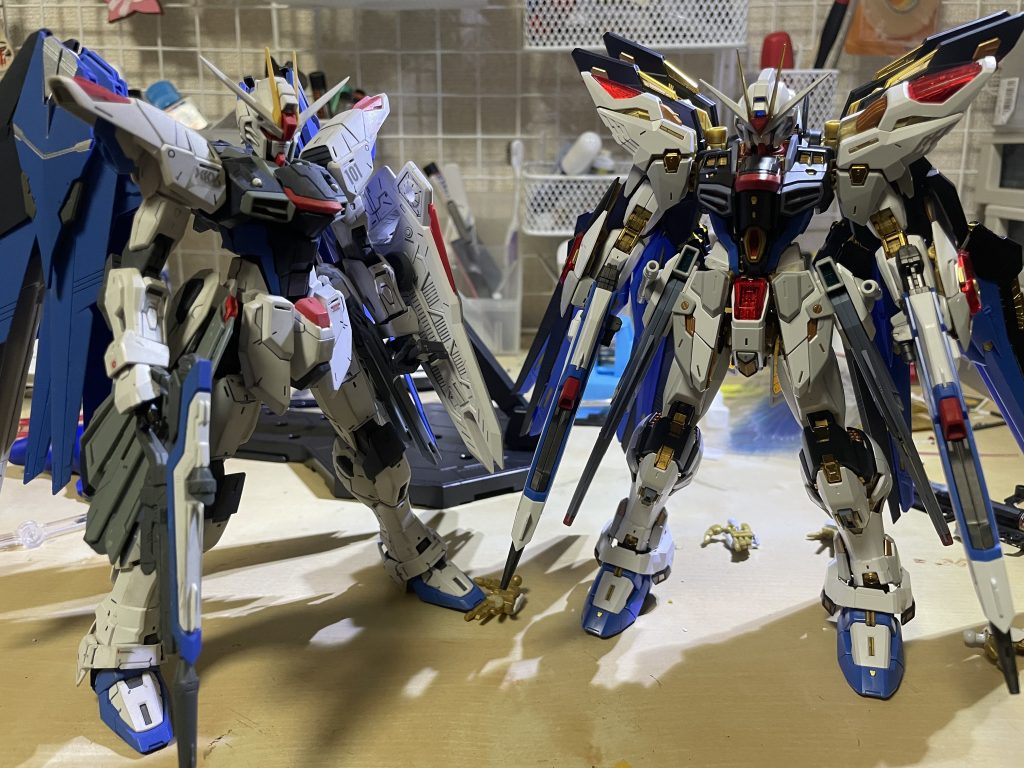 フリーダム2.0とのツーショット。この時のストフリは仮組状態。フリーダム2.0自体は高校の時に作ったものなので年季は入っていますが、初めて部分塗装と艶消しを行った作品なので思い入れのあるガンプラです。ってかストフリについてくるマニュピレーター脆すぎんよ。使うまもなく壊れたわ!