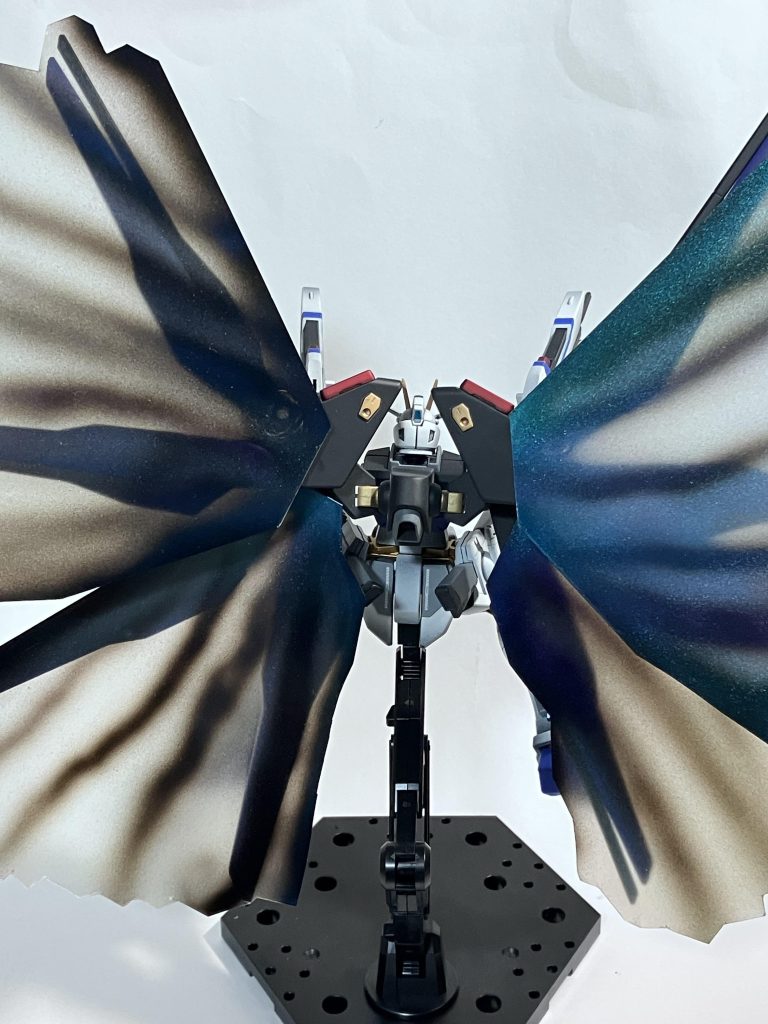 後ろから見るとかなり綺麗に見えます!このキット塗り分けや構造が結構甘々なので改造しがいがありました。