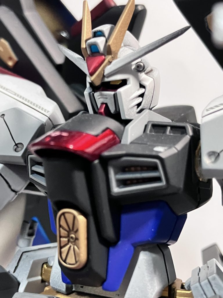 胸部のレッドのパーツは光沢にしましたカメラアイや頭部バルカン、センサー類も細かに塗り分けました!