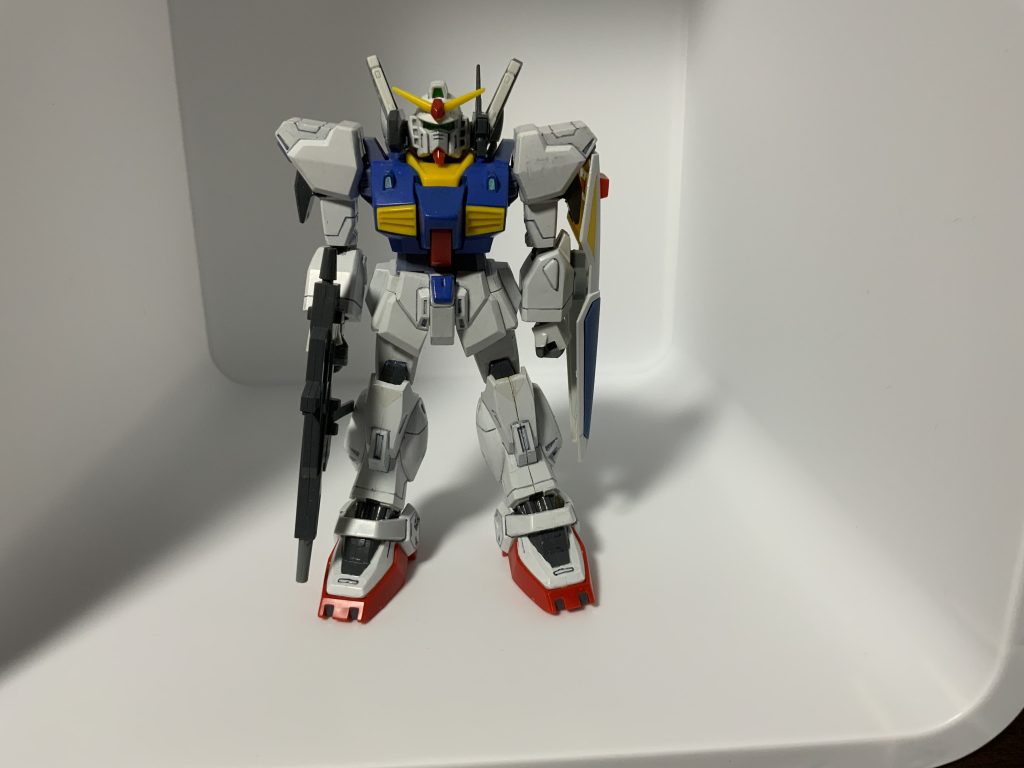 ホワイトとグレーを混ぜて筆塗りしたことは覚えてはいますが、あとはどうやって作ったか覚えていません・・・・合わせ目も消してません・・こうやって見ると、HGというよりかは、旧キットに近いスタイルですねw