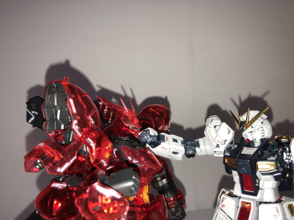 殴り合い宇宙。どう考えても重量級のサザビーが殴り負けるようには思えんのだが負けた