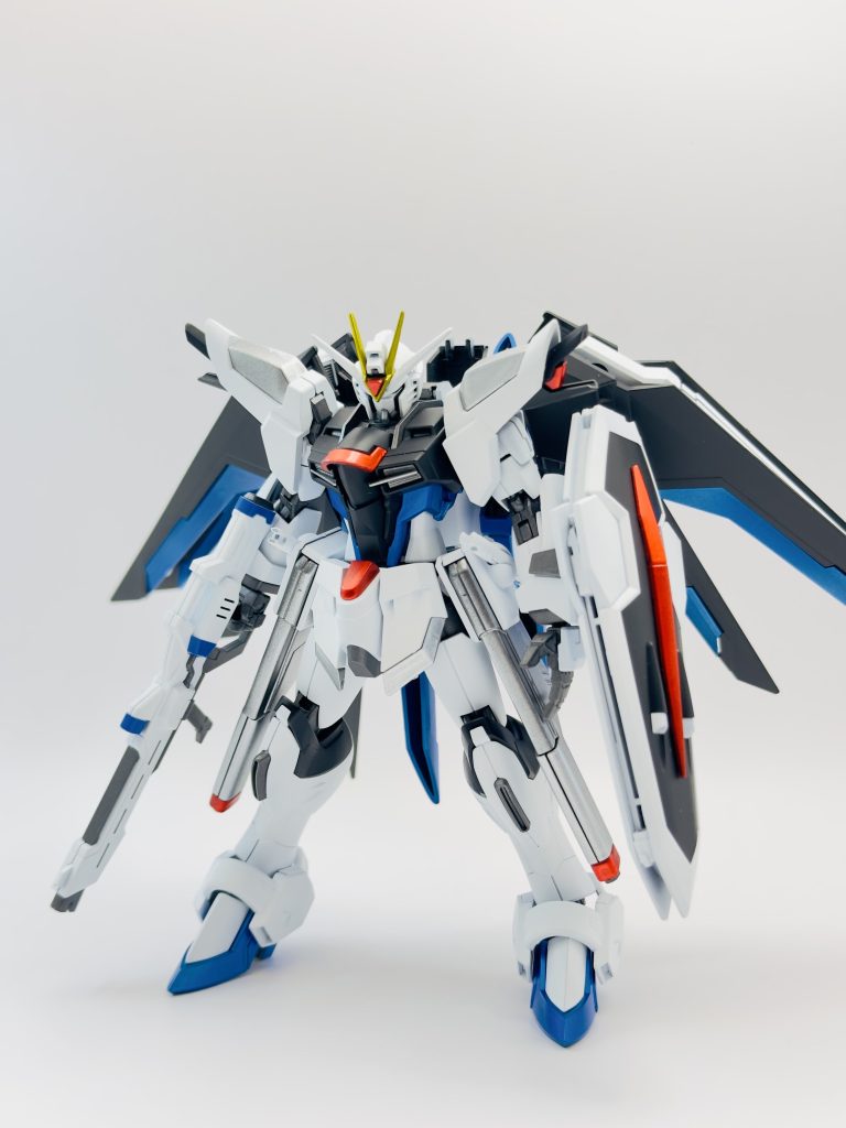 既存シールはモノアイとライフル青の部分だけ使用。みんな言ってますが羽部分の白いアクセントは要らないなと私も思い黒と青メインに。