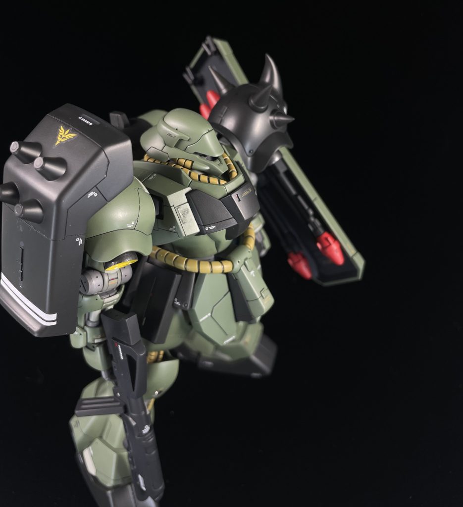 ⚪︎あとがき陸戦型等の大幅アレンジを加えられる機会の多いキットだと思いますが、、僕自身 その昔、胴長短足改造で遊んだりもしましたが(笑)!久々に組んでみると、とても出来の良いキットでした。腰回りのバランスが悪く感じた為、その辺りを中心に改修してあります。少し古いキットの為、肘 膝のフレームなども寂しいので 可動の妨げにならない範囲で ディテールを加えてみました。バーニア内部は良くできているので、キットパーツを活かす方向で加工してます。量産機ながら 重厚なイメージのある機体なので、シールドやフロントアーマーは プラ材で厚みを持たせながら加工しました。たくましい雰囲気を感じていただければ幸いです。