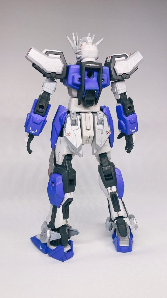 背負いものなど無しの状態。エクシードギャラクシーをベースにパーフェクトストライクフリーダムルージュ(長い💦)を拝借。大まかに腕、腹部をパーフェクトストライクフリーダムを使用してます。腰部はストライクフリーダムをベースに前部を切り取ってストライクのものを接着しました。また、EGのストライクとHGのストライクフリーダムの腰と腹部の接続が違うためストライク側に3mm棒軸を追加してストライクフリーダムの腹部を移植してます。頭部はエクシードギャラクシーをベースにマスク部をストライクフリーダムのものを移植。アンテナもエクシードギャラクシーのものにストライクフリーダムのものを追加して接着して6本アンテナにしてます。腕はストライクフリーダムのものに上腕の軸をカットして穴を開けてストライク側にはめれるようにし、腕部にはエクシードギャラクシーの腕をカットして接着してストライクっぽくなるようにしました。あとは各パーツが間延びしないようスジボリやアクセサリーパーツを使ってディテールを追加してます。