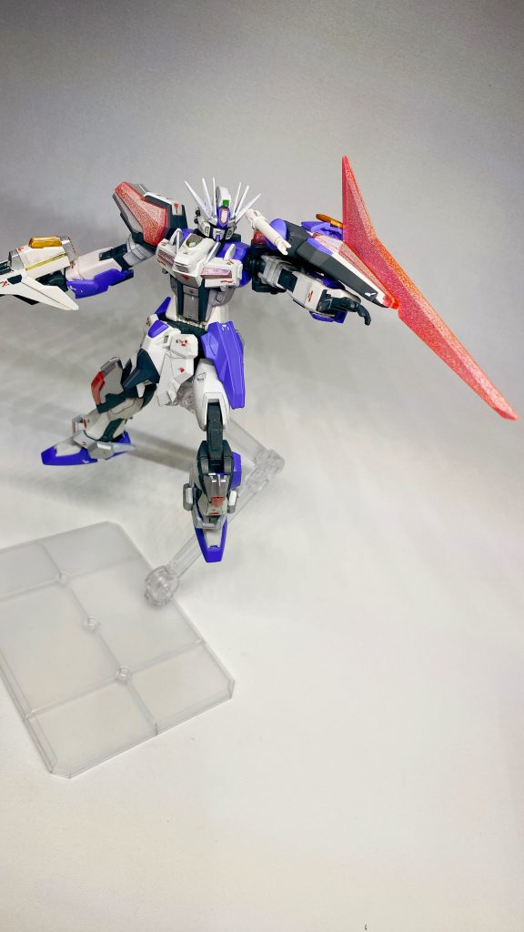 ライフルはエクシードギャラクシーのものにパーフェクトストライクフリーダムで余るストライクフリーダムのライフル上部のカバー?を短縮してエクシードギャラクシーのウイングを接着して取り回ししやすいショートライフルに。シールドはエクシードギャラクシーのものをベースにストライクフリーダムのビームシールド基部と側面にはパーフェクトストライクフリーダムで余るサーベルマウントを3mm軸を追加して取り付けしてます。