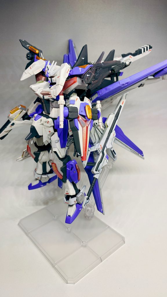 フル装備。背負い物はスーパーマルチプルアサルトストライカーをベースに上部にメガランチャーをマウントの追加。また、シュベルトゲーベルとアグニはキットのマウント位置だと後ろに長く伸びて飾るのに邪魔になるという自己都合(笑)によりストライカー部とシュベルトゲーベルとアグニにネオジム磁石を使ってマウント位置を変えてます。本体側は脚部にスタービルドストライクの同位置部を3mm軸を追加して取り付け。肩上部にはパーフェクトストライクフリーダムの肩を切断して同じく3mm軸を追加、前側にはエクシードギャラクシーの腰サイドの丸軸を切り取って接着して丸々エクシードギャラクシーのサイドアーマーを取り付けしてガードを追加しました。