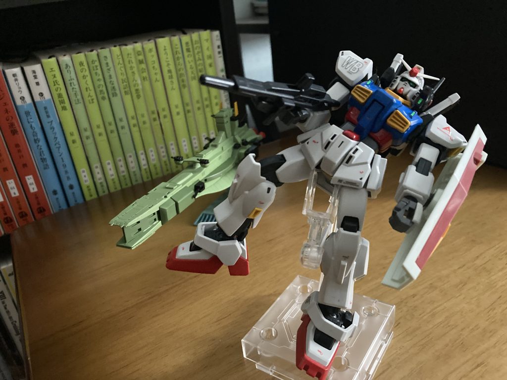 HGバージョンでも制作しています。バックにはエゥーゴのサラミス改