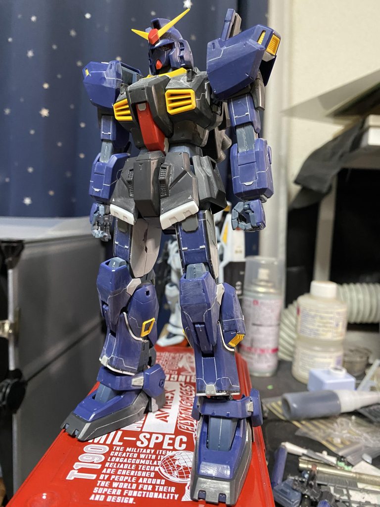 頭部:裏側に筋彫り追加したがバルカンで見えない…アゴの削り込み。目をツリ目になるように削りました。胴体:筋彫り追加とプラ板によるディテールアップ。コクピットを前に出して、首を延長。腕:筋彫り追加とプラ板足、腰:フロントアーマー延長。太もも幅増し延長。拗ねと足首関節延長。プラ板筋彫り