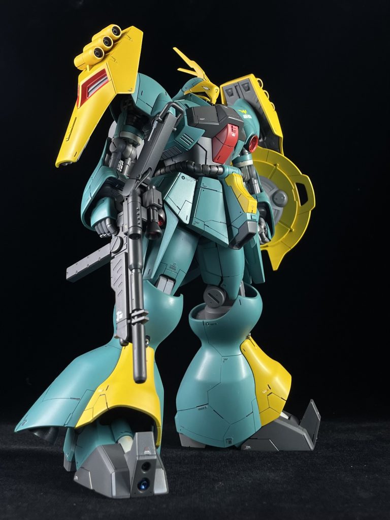 ⚪︎あとがきギラドーガに続き、ヤクトドーガを制作してみました。ボリュームもあり 合わせ目も少なく 作りやすいキットだと思います。設定画の雰囲気そのままに 全体的に丸みを帯びた機体ですが、腰回りのアーマー等 適所に面構成の変化によるエッジを加え シャープに見える様に制作してみました。ギュネイ機とクエス機の同時制作でしたが、キットの出来の良さも手伝って なんとかモチベーションを維持しながら終えることができました。が、、さすがに満腹なので、当分 作る事は無いと思います 笑カラーリングは、、HGUCの説明書では ゴールドとシルバーの設定ですが、より最近のREに従い アニメーションに近い イエローとグレーをそれぞれ調色し塗装してみました。ギュネイ機とクエス機の同時制作でしたので、ディテールやデカールを カラーの違いはありますが 共通させてます。