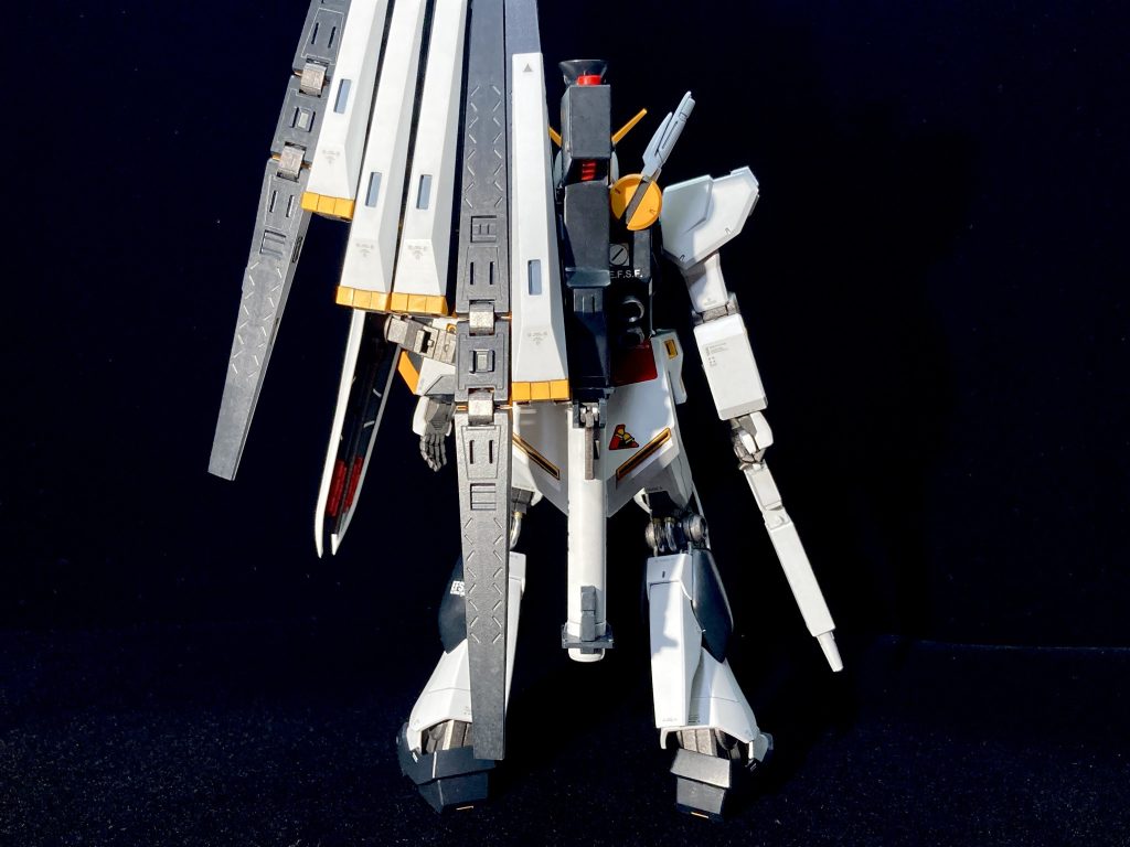 バックショットで。3年前、2作目の未熟な製作でしたから特にバズーカの出来がヤバくて、合わせ目消すのに金属ヤスリで傷だらけだわスポンジヤスリでエッジが死んでるわで、手直しに1番時間食いました。涙と瞬間接着剤無しでは語れません。