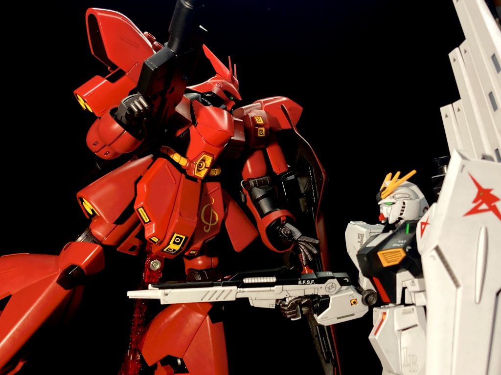 ライバルと一緒に。我が家の作品棚には長い間νガンダムが不在でしたので、サザビーも心なしか嬉しそうです。「それでこそ我がライバルだ！」サザビーはEGで発売することは無いでしょうね。