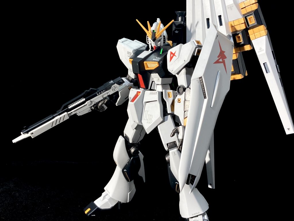 3年前に組んだHGUC版のνガンダムからフィンファンネルとバズーカを始め、ビームライフルとシールドもコンバートしてます。デカールはいつもより多めに貼ってますが、地味に徹して目立ち過ぎないようにしてます。これくらい離れて撮ると全然判らない笑