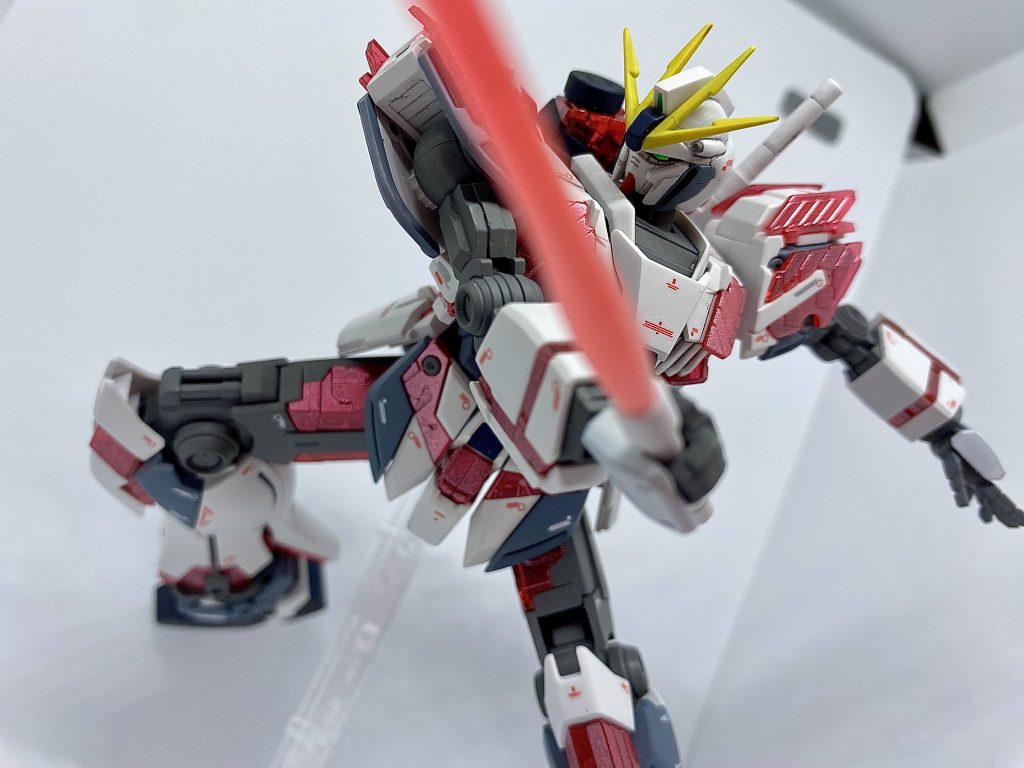 サイコフレームはフェネクスと同じやり方で金属感を出してみました。というかフェネクスのが後でナラティブは実験台だったりしました笑