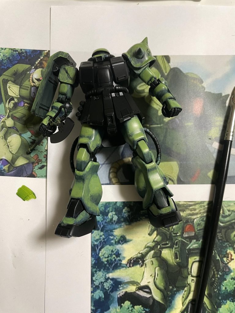 ザク2改は黒立ち上げで筆塗り。軽く影を入れてますが、アレックスがシンプルなエアブラシ ベタ塗りなので、あまり目立たない程度にしています。