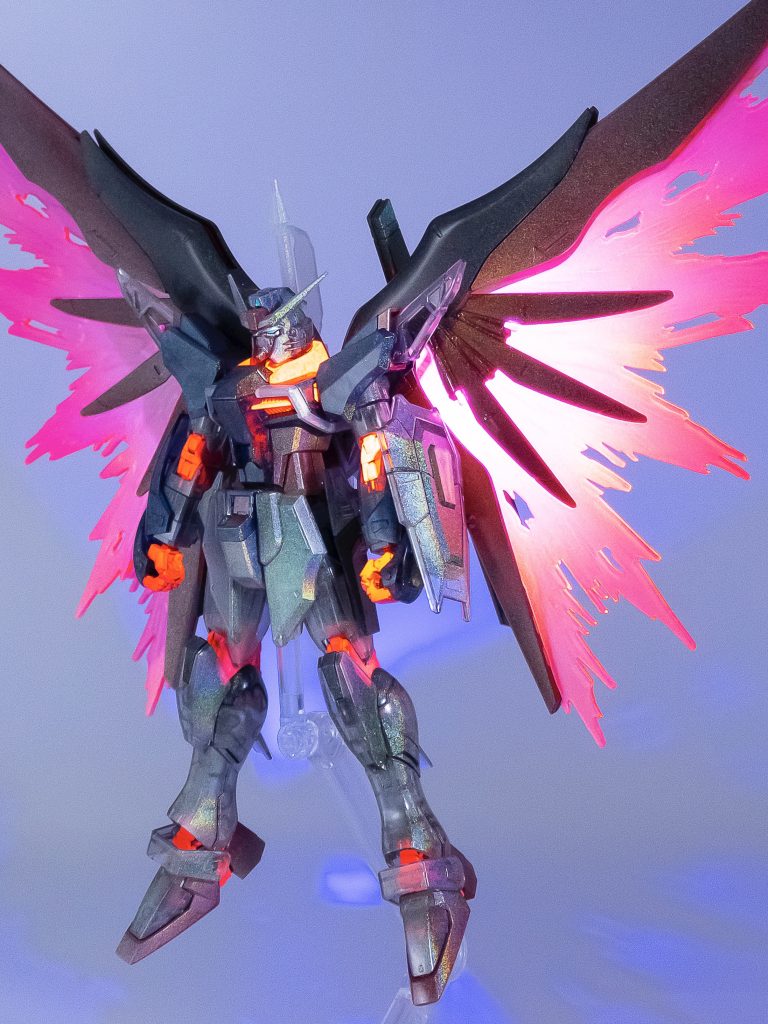 関節部と光の翼は蛍光塗料で塗装したのでUVライトで発光が楽しめます。