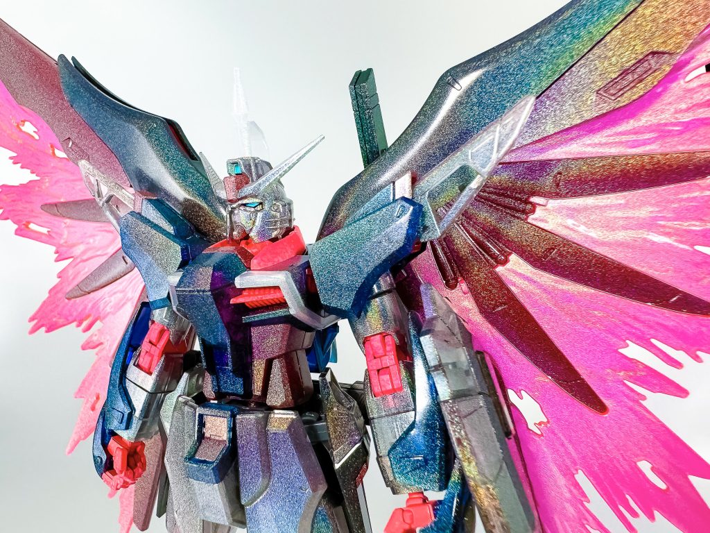 ガンダムマーカーのホログラムカラーは軽く吹くだけでかなりのラメ感が得られます。