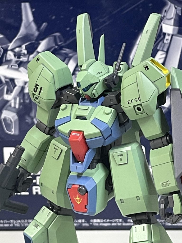 胴体と上半身はほぼ元のバーザムそのままです。腕部は肩関節の接続軸に手を加えてジェガンの腕を接続。 筋彫りを追加して情報量を増やしました。  頭部はバーザムの物をベースにジェガンフェイスをバランス調整しつつ移植しました。