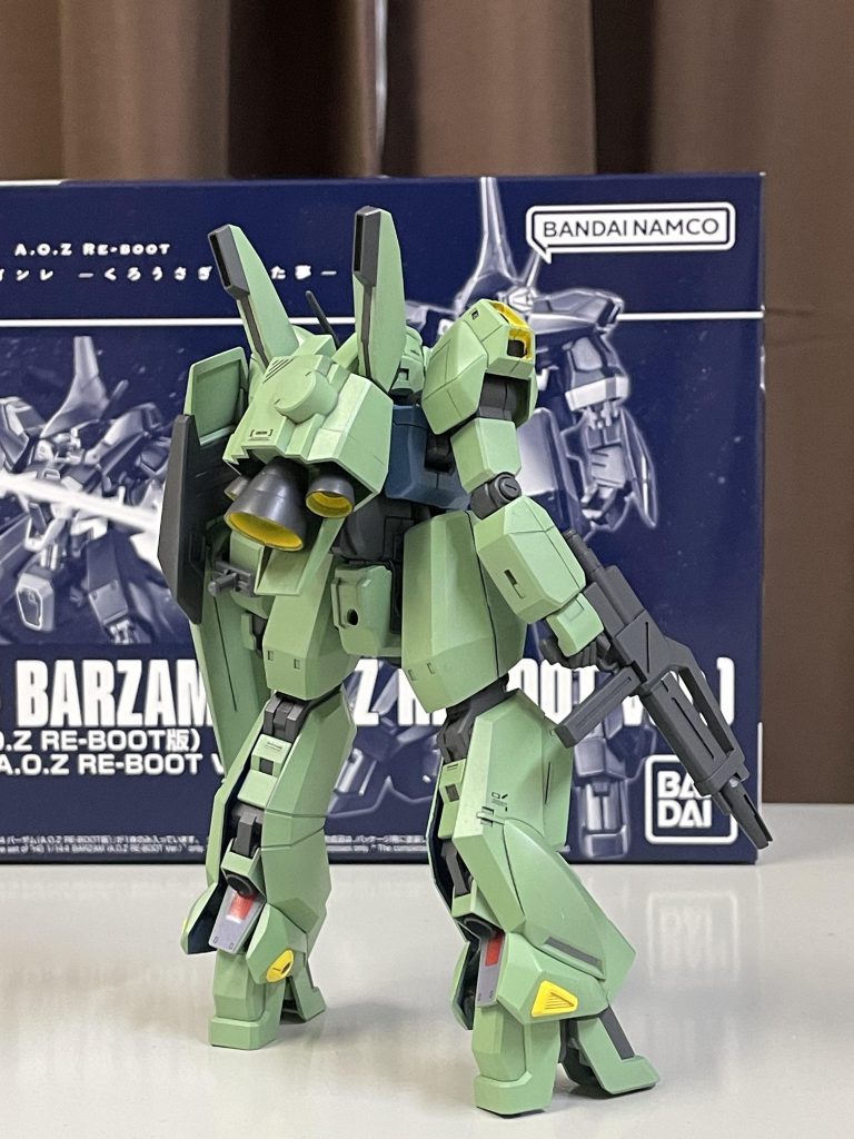 背中側もジェガンのバックパックを移植。   武装もジェガンから流用しています。