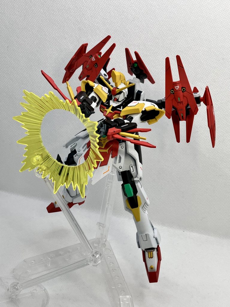 腕のウイングが展開し撃ち出す聖なる光の攻撃「メガソーラ」