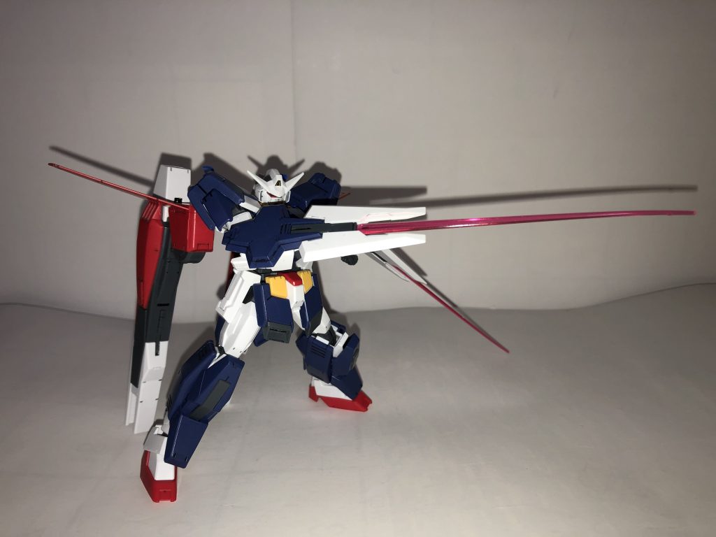 シールドライフルからさらにサーベル。AGE-3とFXもそうだけど持ち替える必要がないし理にかなった装備。特にAGEはよくサーベル鍔迫り合いがあるので。