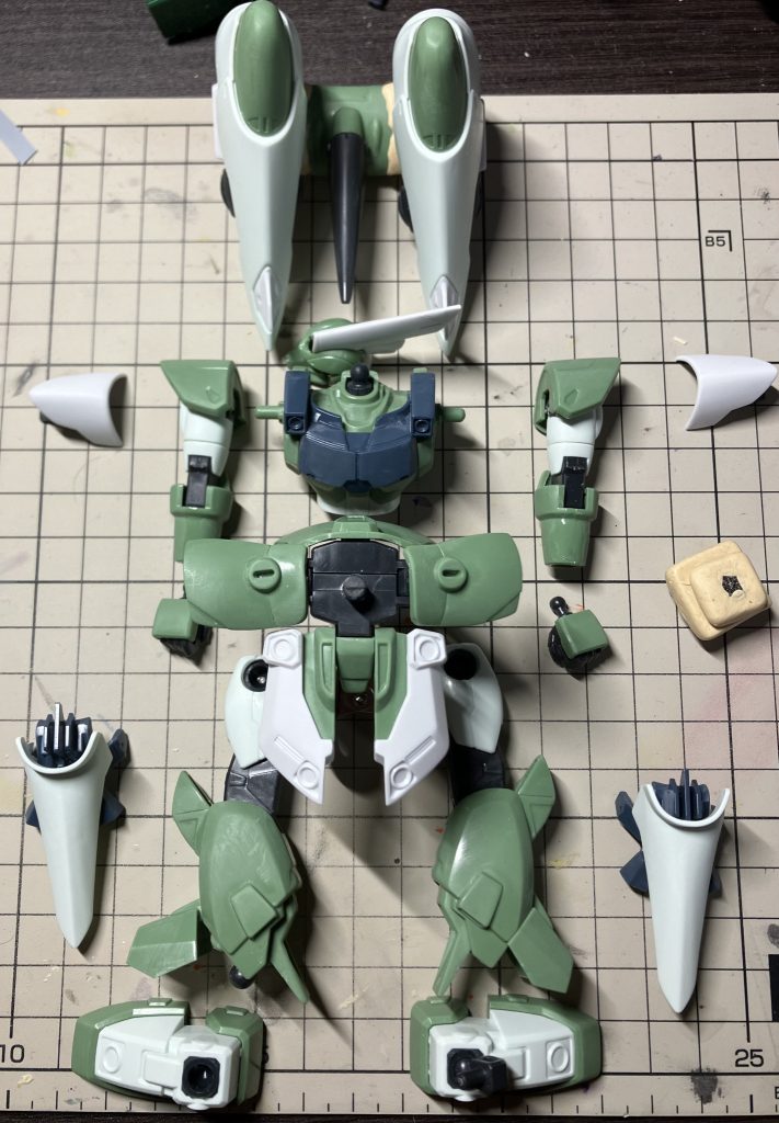 塗装前…すでにカッコ良いですね!バックパックにパテが盛ってあるのですが後で触れます