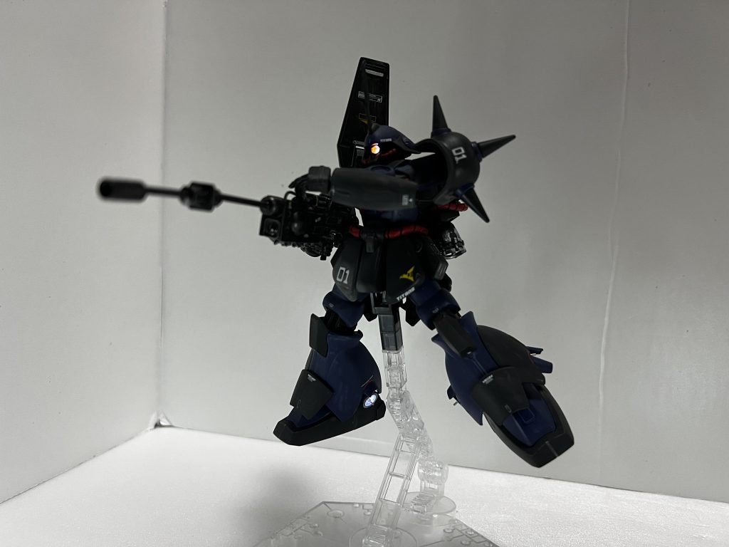 優秀なマラサイですので、今回の機体はAEとティターンズの共同改修機という脳内設定です。バックパックのスラスターの大型化。高出力の精密射撃用ライフルが使用可能との設定です。