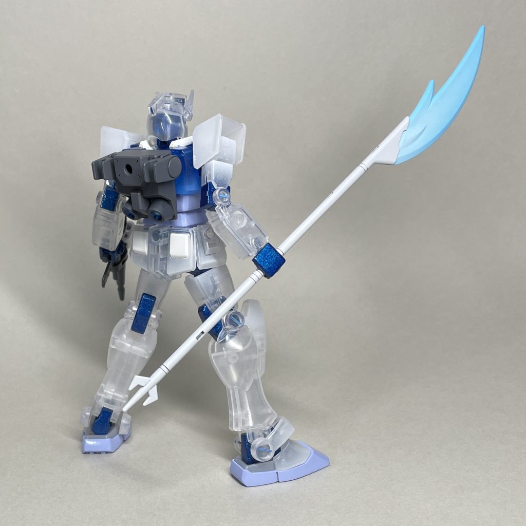 ラーガンダム装備(うしろ) ラーガンダムの槍が気に入ったので、バックパックとスコープも含めて転用しました。槍のビーム部は青系の色にしたかったので、白で塗装してから水色っぽい色でグラデーション塗装しています。