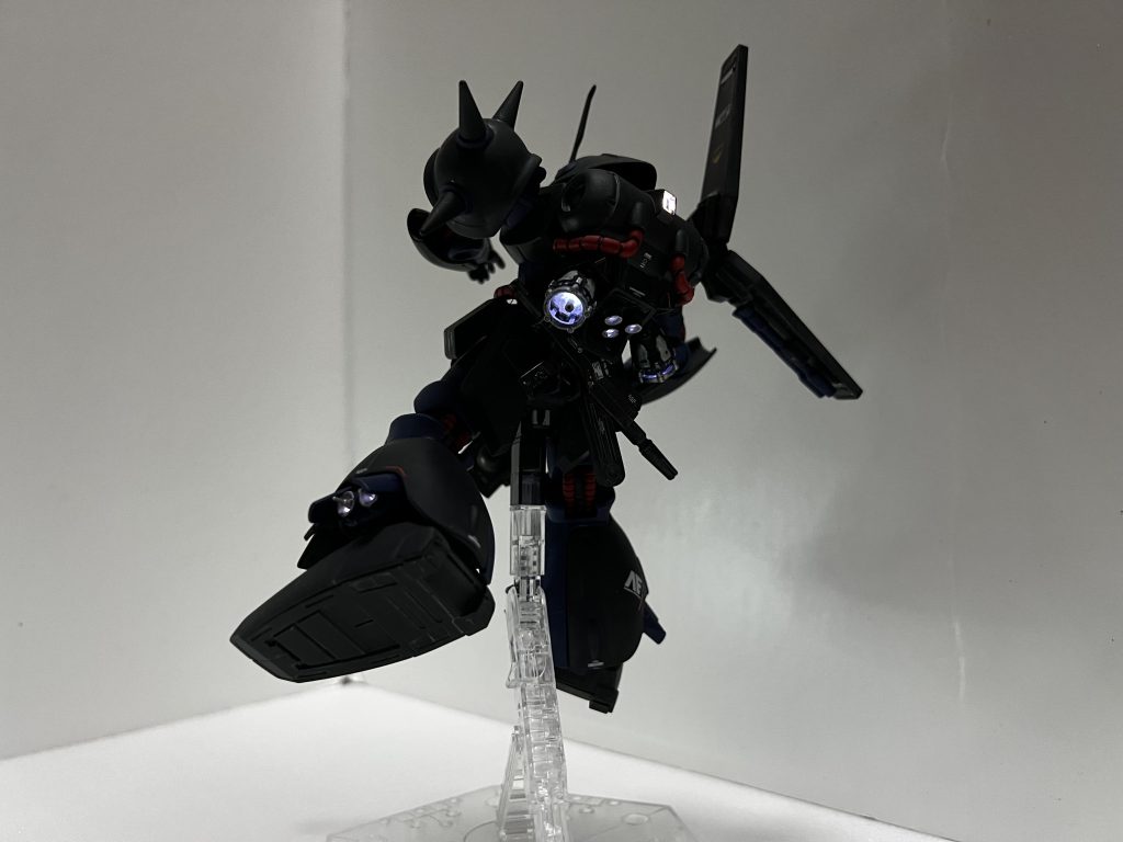 HGですので各バーニアにLED仕込むのは大変でした。電池パックもランドセルに収納してます。腰に電磁スイッチ、ライフルに磁石を付けているので腰にマウントすると光ります。