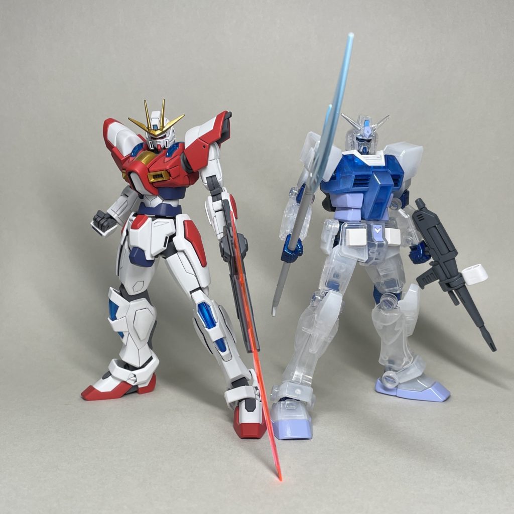 ビルドバーニングガンダムとSNOW EGガンダム(まえ) それぞれ、レイジとセイの機体ということで💦ビルドバーニングガンダムには、EGビルドストライクEGのライフルを持たせています。