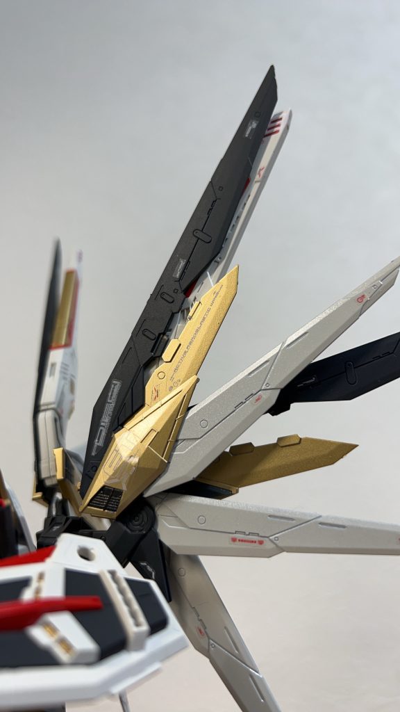 パックパックのみホワイトとゴールドの上から、ホワイトパールを塗装し、トップコートはグロスで。なかなか面白い効果が出ましたので満足です。