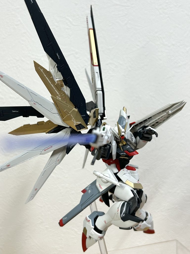 先日の画像です。まだ左側にビームサーベルがあります。ちなみにライフルからのエフェクトはキャリバーンのサーベルエフェクトを刺しただけです。