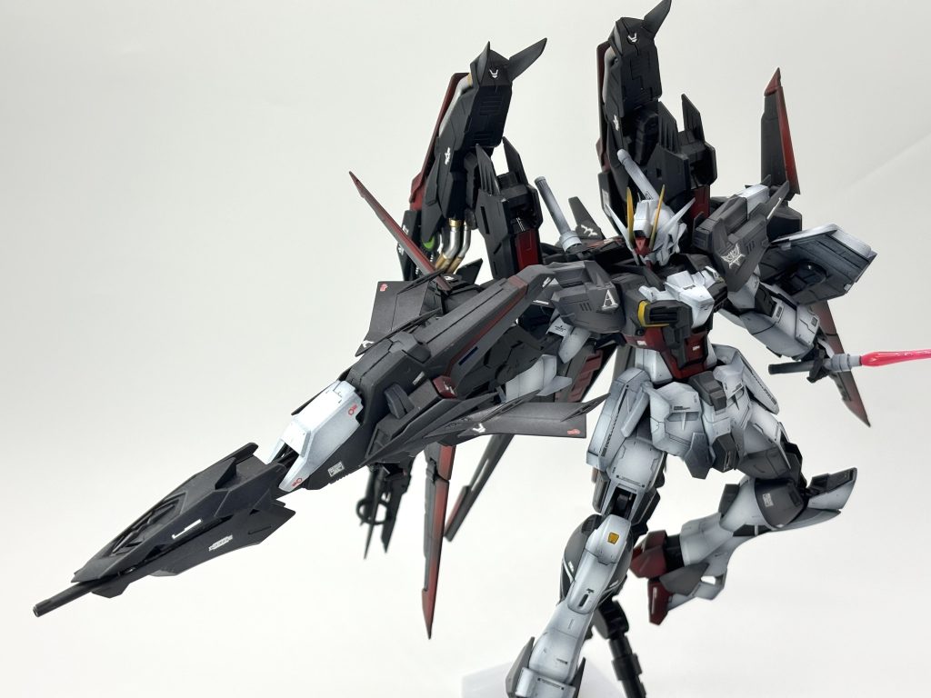 肩越しの写真ですが、脇にも抱えられる可動域のライジンストライカー素晴らしい。