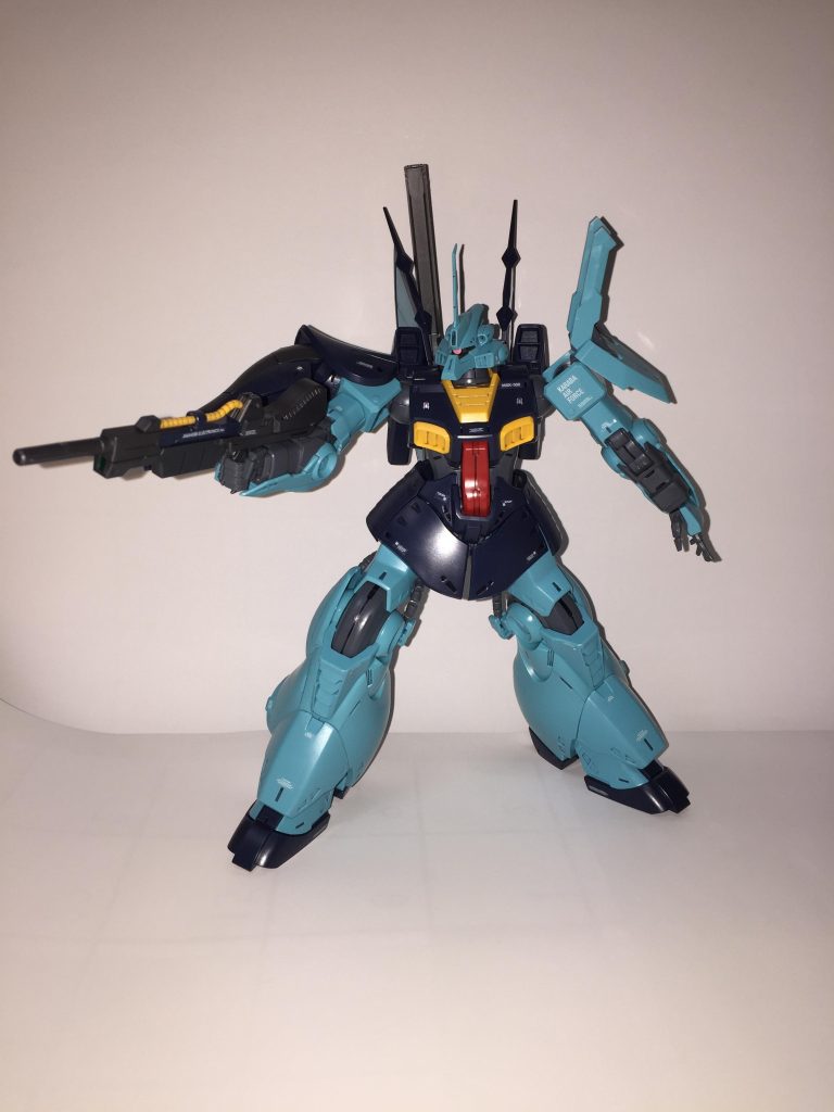 ビームライフルは百式と似たデザイン。もしかしたら同じかもしれないが。