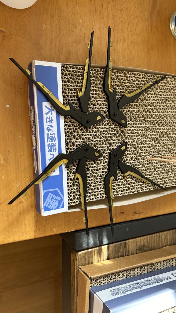 ウイングはあとはめ加工してマスキングしてゴールドで光沢塗装!