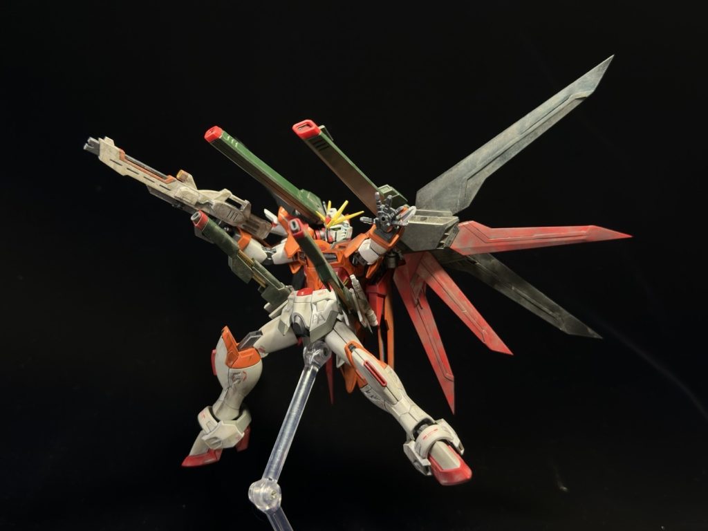 レールガン等、ウイング部はデスティニーを基調とするカラーリングに仕上げました。