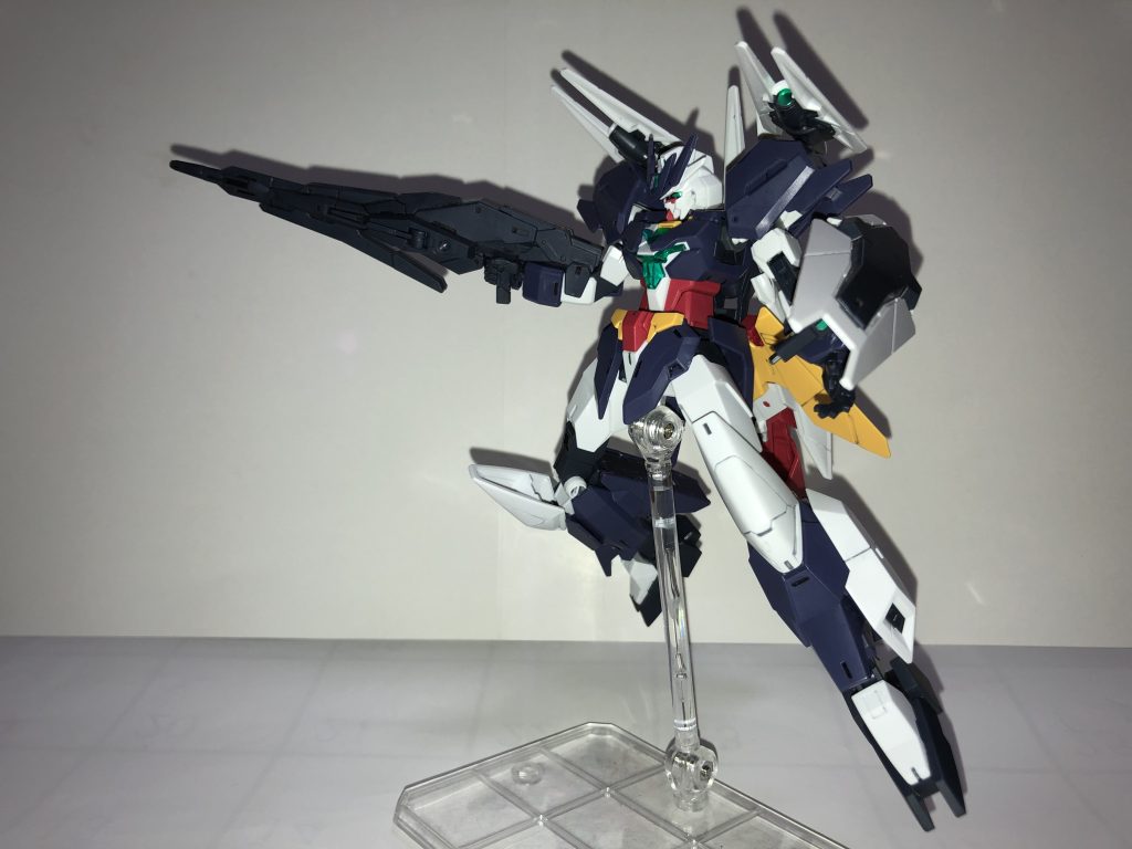 肩と背中のがセンサービットだって言うのは意外だったなぁ……まぁ攻撃もできるけど。あとアースリィのシールドもつけてみた。腕部パーツの形状の違いにより持ち手と腕の穴の二軸接続はできません。