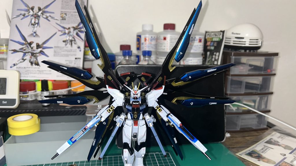 RGやMGみたいに翼をゴールドで塗装しドラグーンをづらして飾れるように改造しました(*^^*)