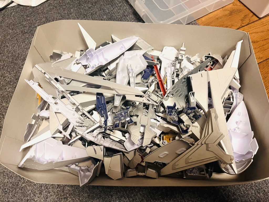 ペーネロペーHGの癖にパーツ数多すぎてヤスリとサフで力尽きそうでした😅