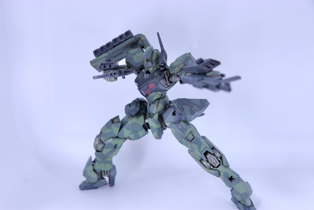 以前作ったガンヴォルヴァのマガジンを装備し、二丁スタイル。ガンヴォルヴ自体がかっこいいのでポージングが楽しい。