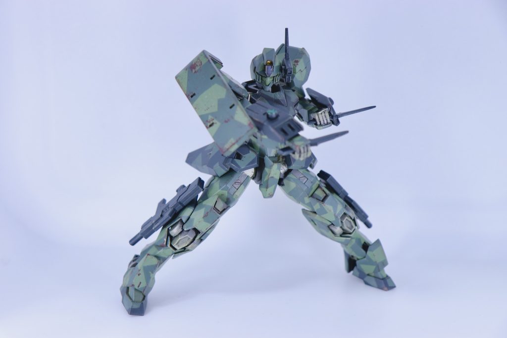 近接は腰アーマー裏にアーマーシュナイダーを装備。こちらはストライクから拝借。ネオジムを仕込んでるのでアーマー裏にくっつきます。