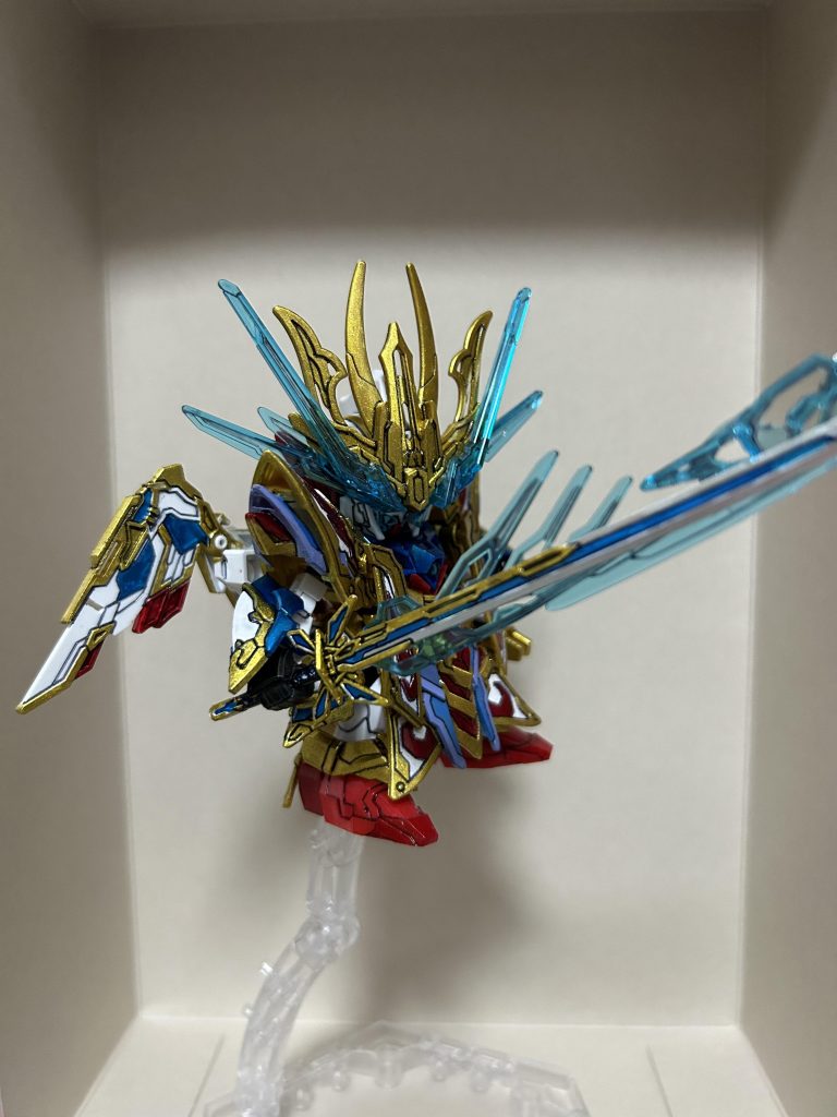 腕の肉抜けはパテで埋めて塗装しましたが、刀を持たせる際に上手く持たせれず穴の調整に四苦八苦しました。